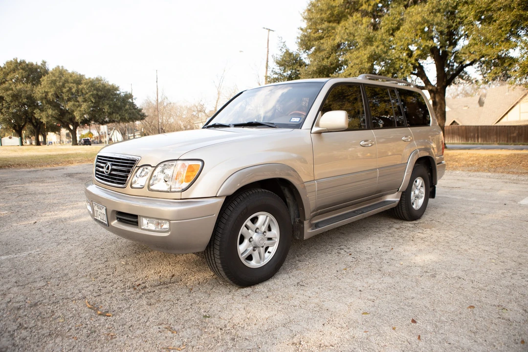 2000 Lexus LX 2nd Gen - Image 2 of 31