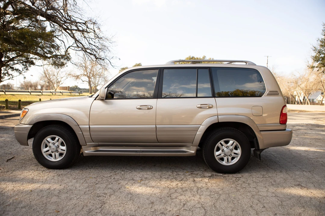 2000 Lexus LX 2nd Gen - Image 3 of 31