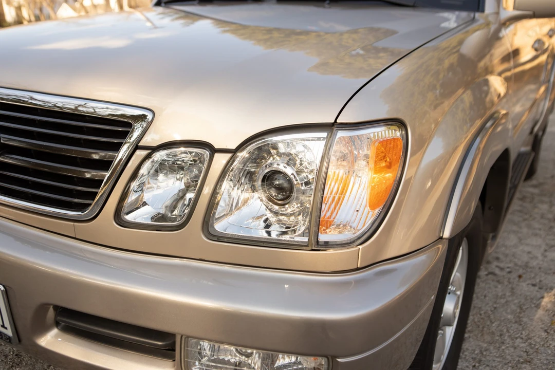2000 Lexus LX 2nd Gen - Image 13 of 31