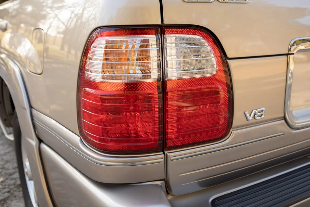 2000 Lexus LX 2nd Gen - Image 18 of 31