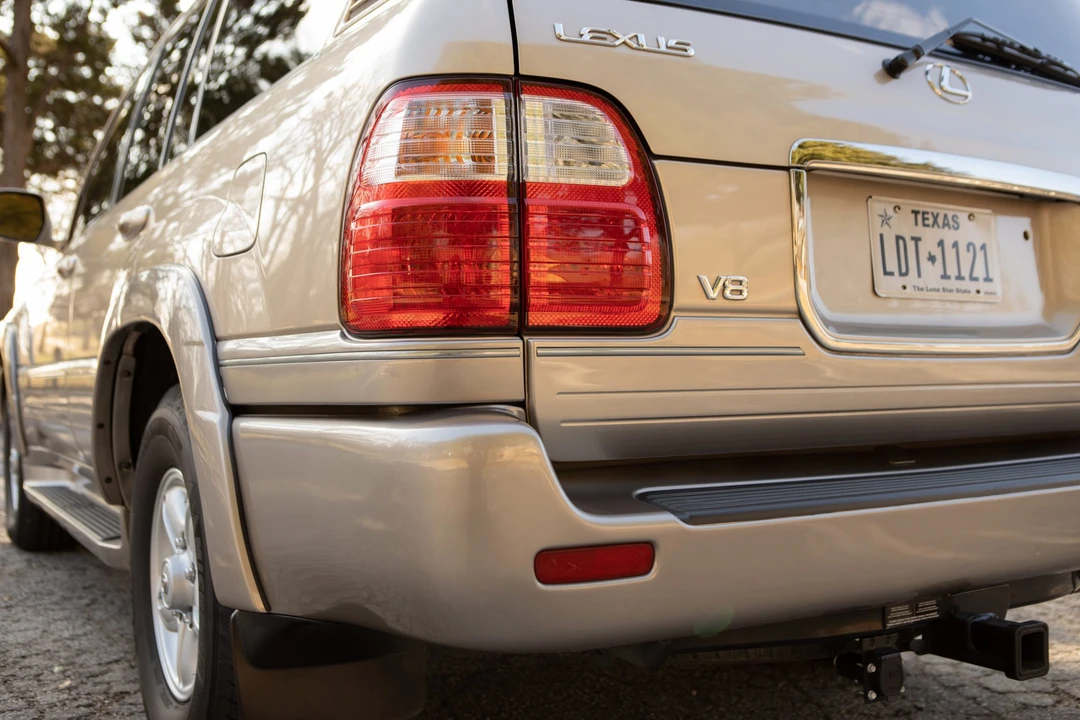 2000 Lexus LX 2nd Gen - Image 16 of 31