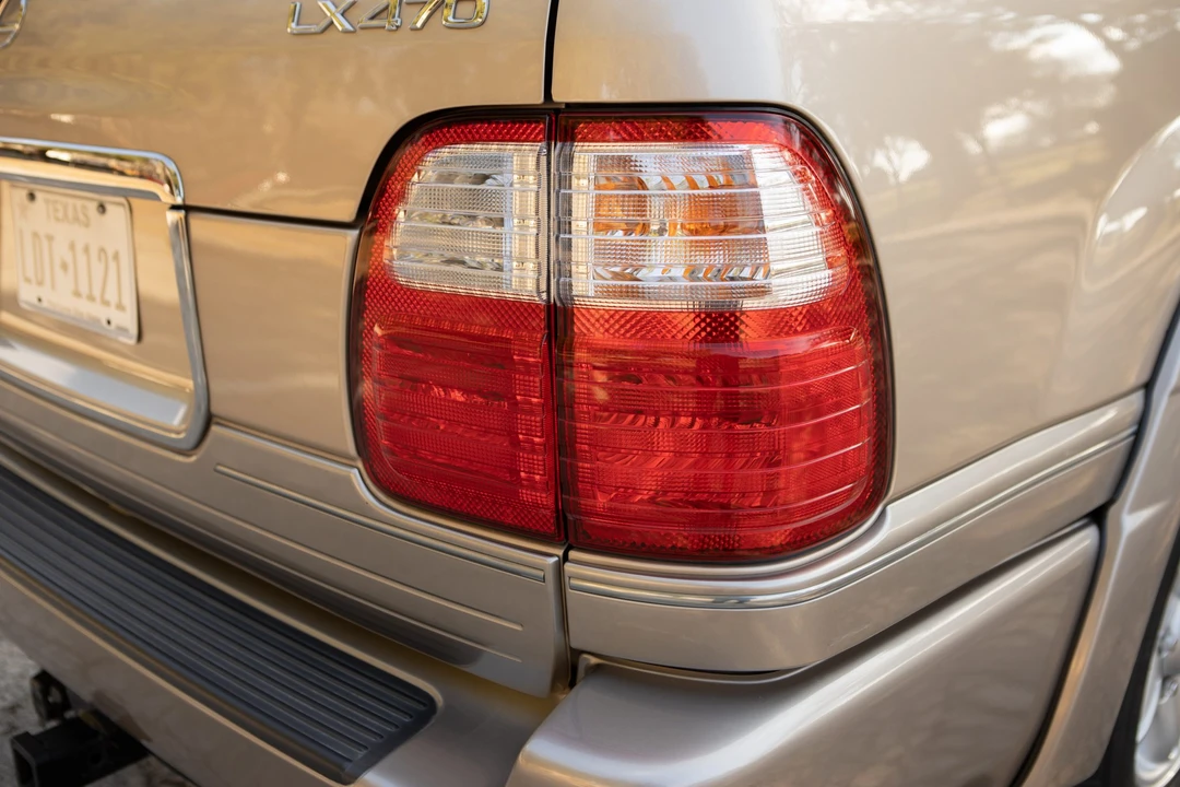 2000 Lexus LX 2nd Gen - Image 19 of 31
