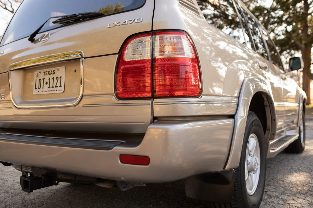 2000 Lexus LX 2nd Gen - Image 17 of 31