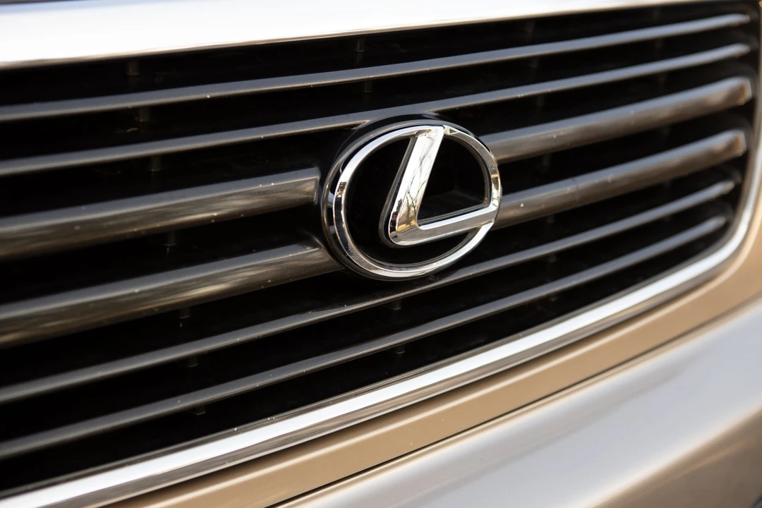 2000 Lexus LX 2nd Gen - Image 25 of 31