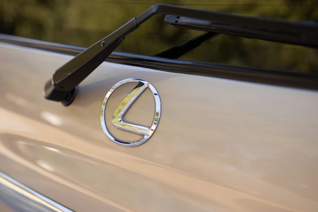 2000 Lexus LX 2nd Gen - Image 28 of 31