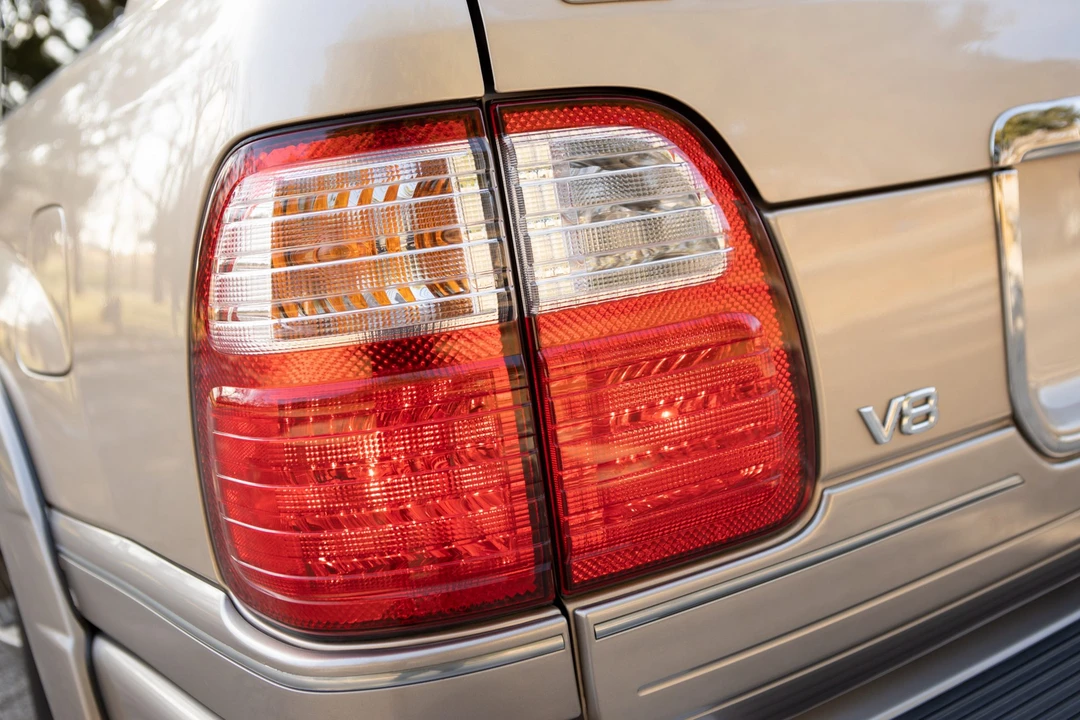 2000 Lexus LX 2nd Gen - Image 23 of 31
