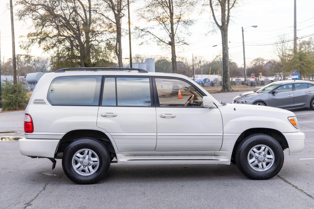 2000 Lexus LX 2nd Gen - Image 21 of 31