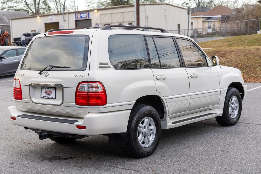 2000 Lexus LX 2nd Gen - Image 18 of 31