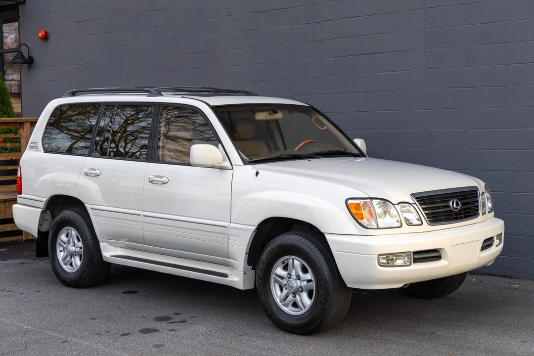 2000 Lexus LX 2nd Gen - Image 23 of 31