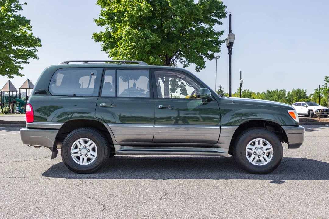 2000 Lexus LX 2nd Gen - Image 4 of 31