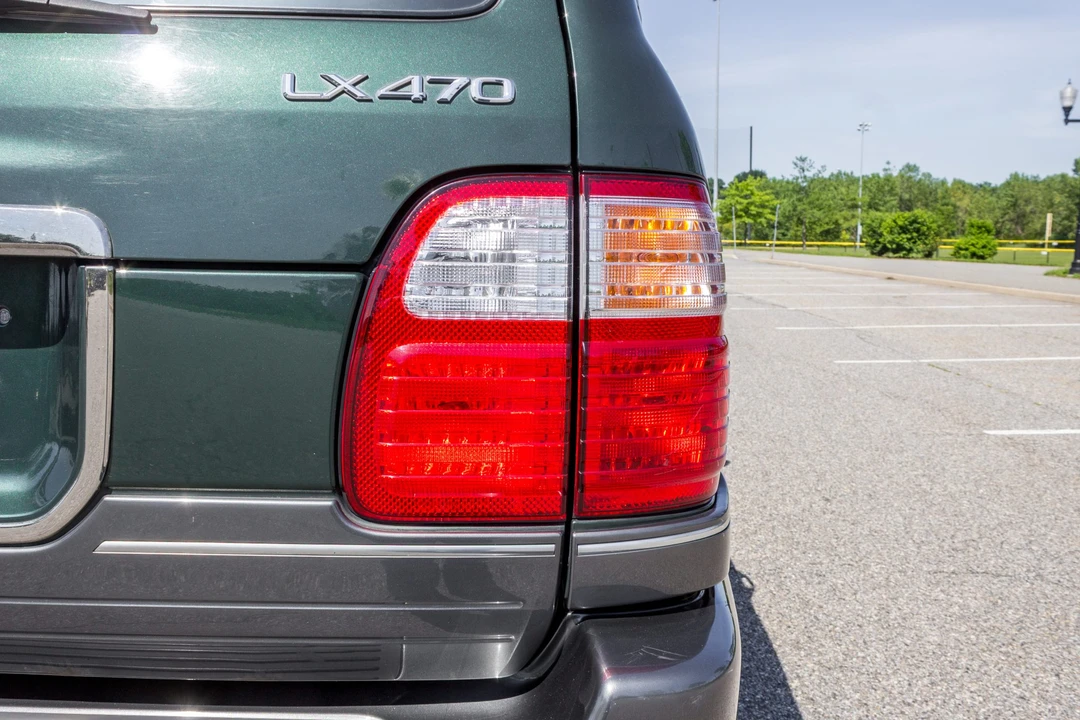 2000 Lexus LX 2nd Gen - Image 17 of 31