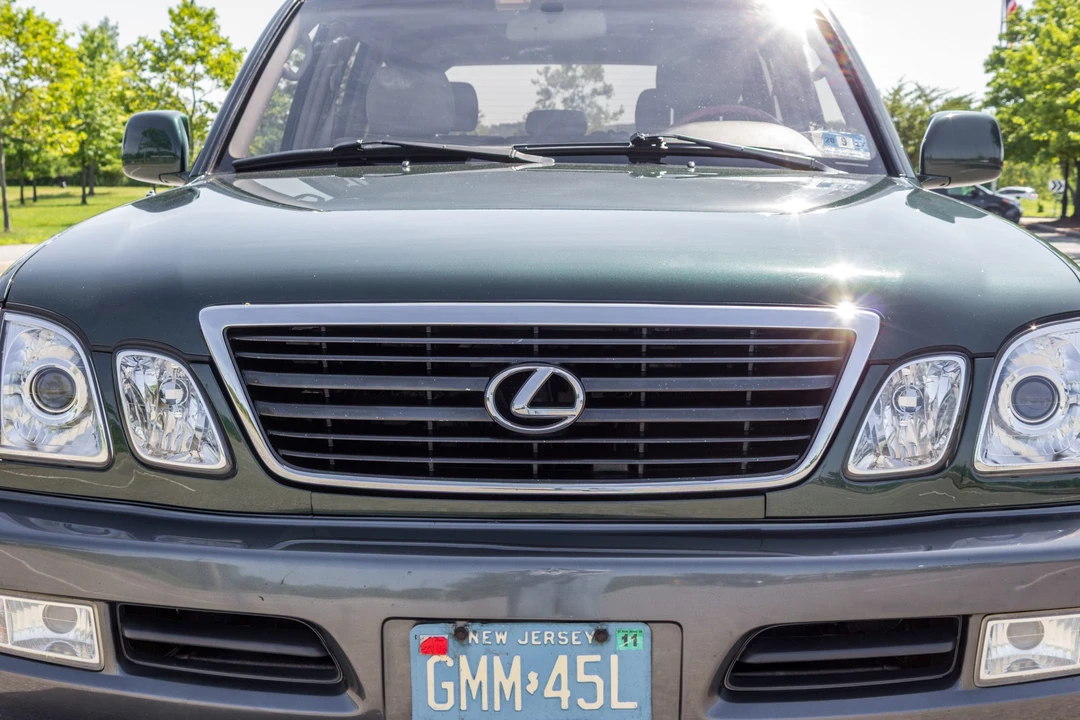 2000 Lexus LX 2nd Gen - Image 9 of 31