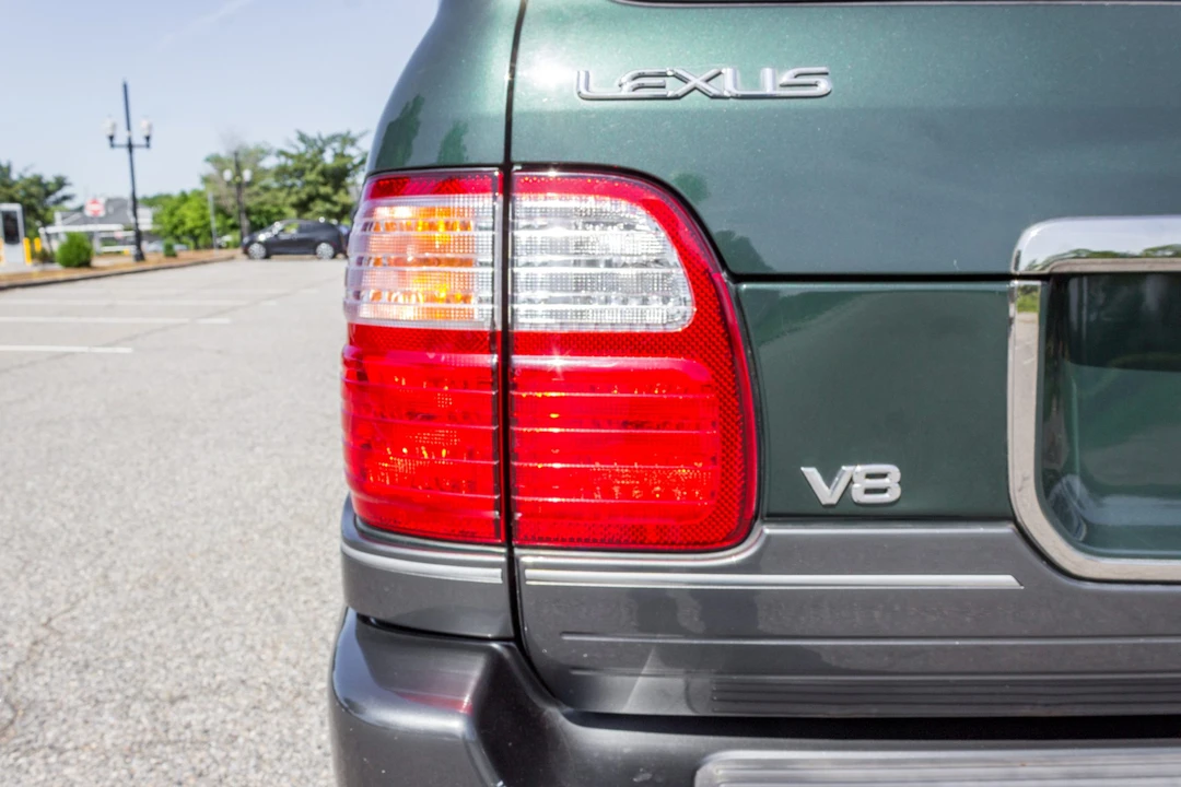 2000 Lexus LX 2nd Gen - Image 16 of 31