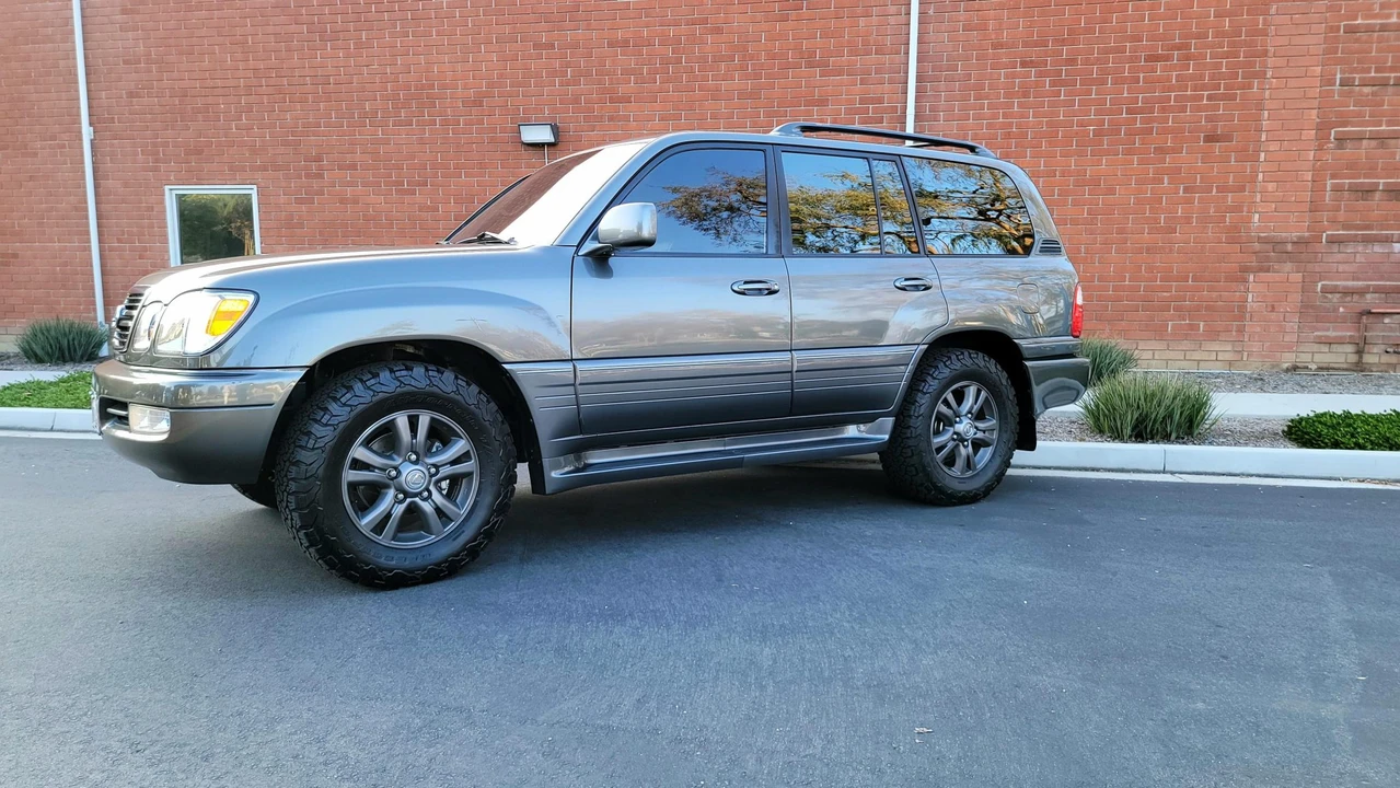 2000 Lexus LX 2nd Gen - Image 2 of 31