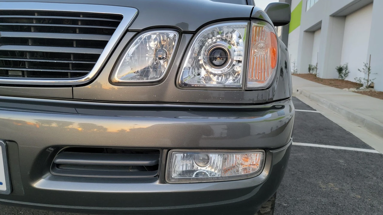 2000 Lexus LX 2nd Gen - Image 23 of 31