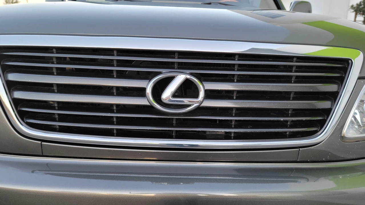 2000 Lexus LX 2nd Gen - Image 22 of 31