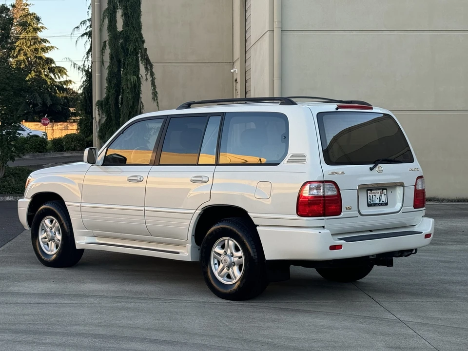 2000 Lexus LX 2nd Gen - Image 18 of 31