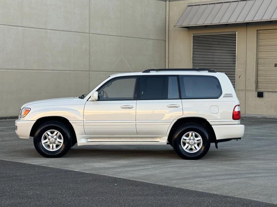2000 Lexus LX 2nd Gen - Image 15 of 31