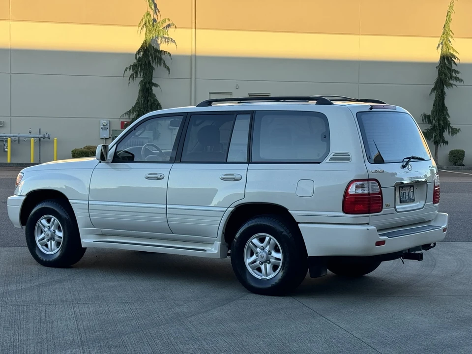 2000 Lexus LX 2nd Gen - Image 17 of 31