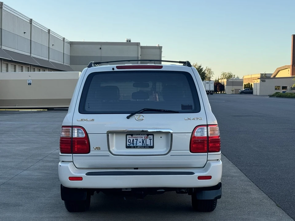2000 Lexus LX 2nd Gen - Image 25 of 31