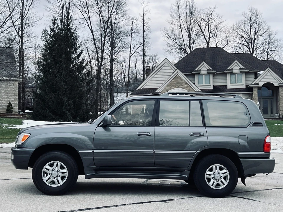 2000 Lexus LX 2nd Gen - Image 11 of 31