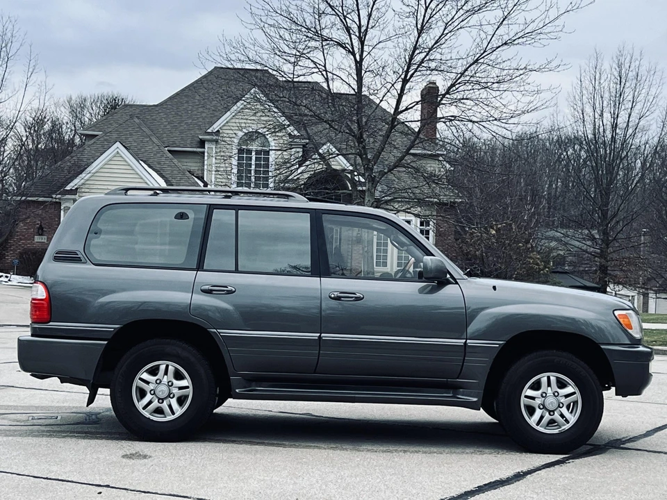 2000 Lexus LX 2nd Gen - Image 23 of 31