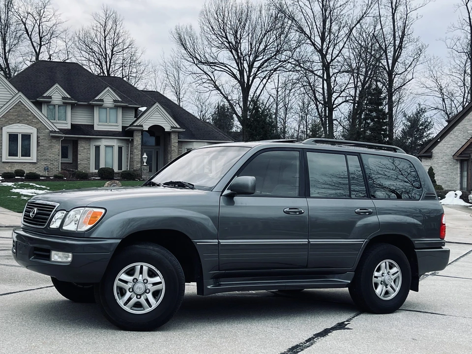 2000 Lexus LX 2nd Gen - Image 10 of 31