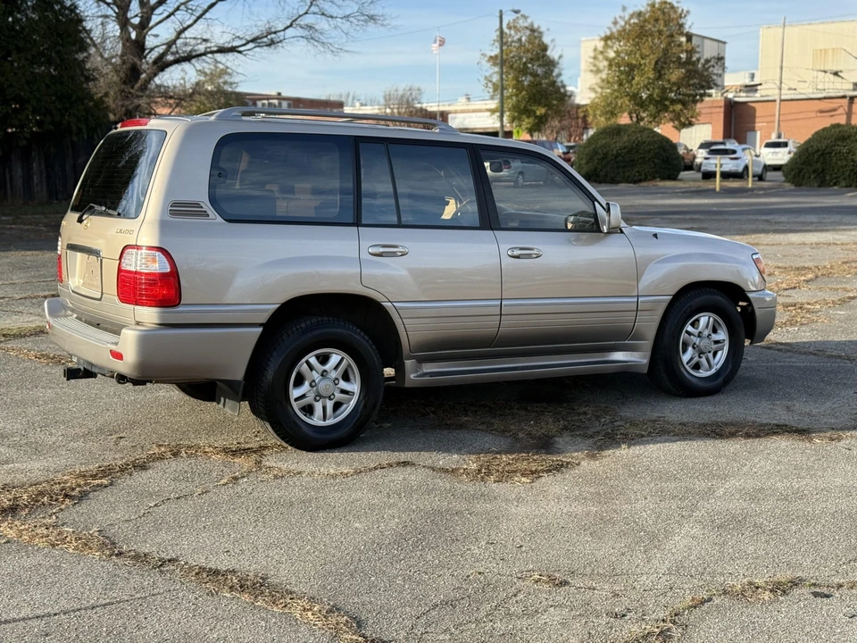 2000 Lexus LX 2nd Gen - Image 18 of 31