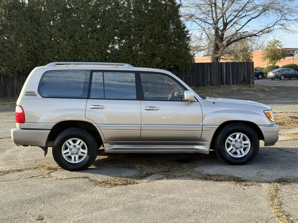 2000 Lexus LX 2nd Gen - Image 19 of 31