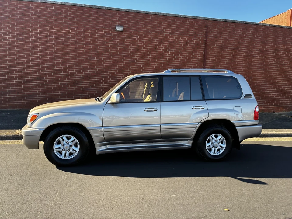 2000 Lexus LX 2nd Gen - Image 21 of 31
