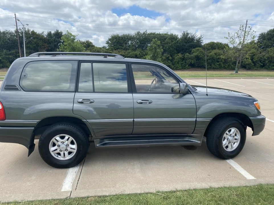 2000 Lexus LX 2nd Gen - Image 23 of 31