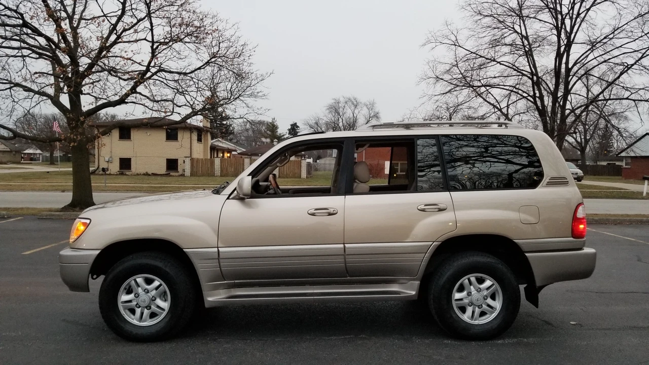 2000 Lexus LX 2nd Gen - Image 16 of 31