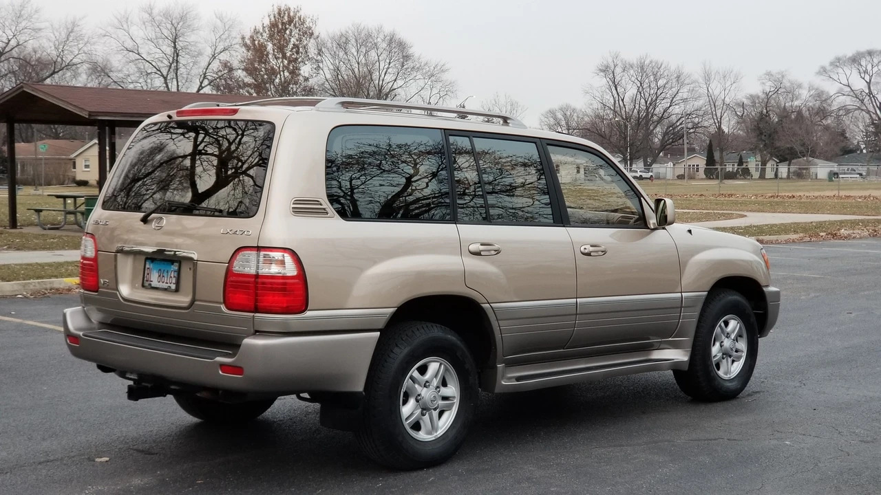 2000 Lexus LX 2nd Gen - Image 9 of 31