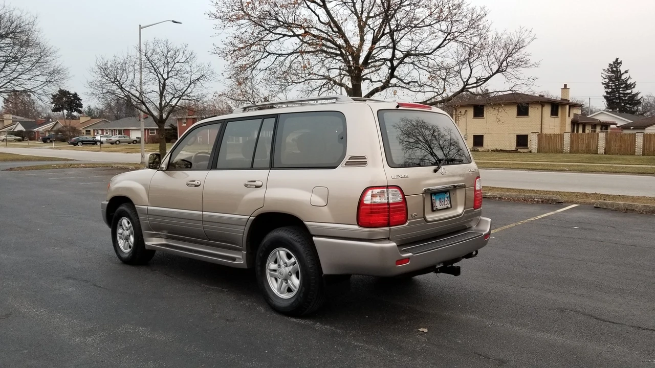 2000 Lexus LX 2nd Gen - Image 11 of 31