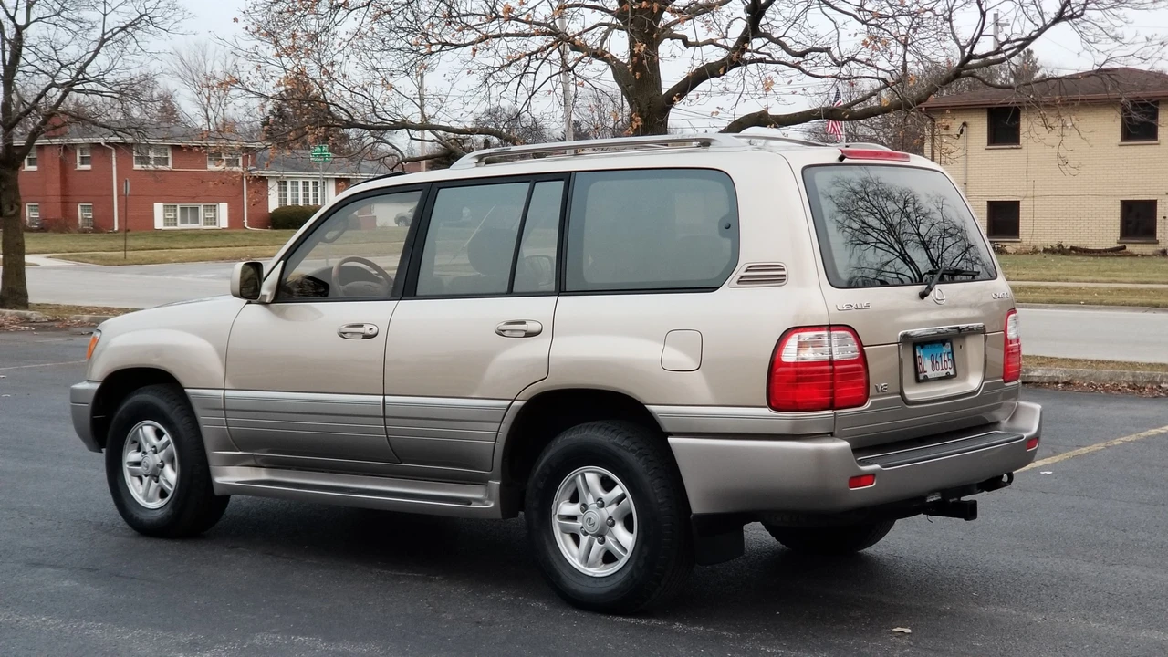 2000 Lexus LX 2nd Gen - Image 10 of 31