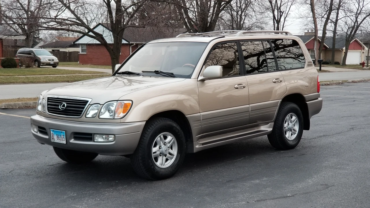 2000 Lexus LX 2nd Gen - Image 18 of 31