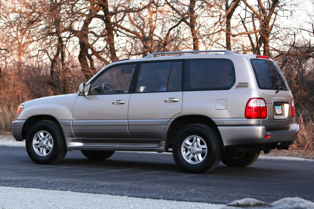 2000 Lexus LX 2nd Gen - Image 3 of 31
