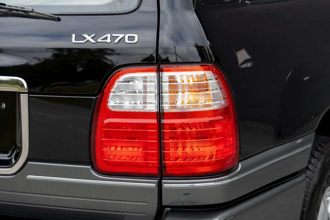 2000 Lexus LX 2nd Gen - Image 28 of 31