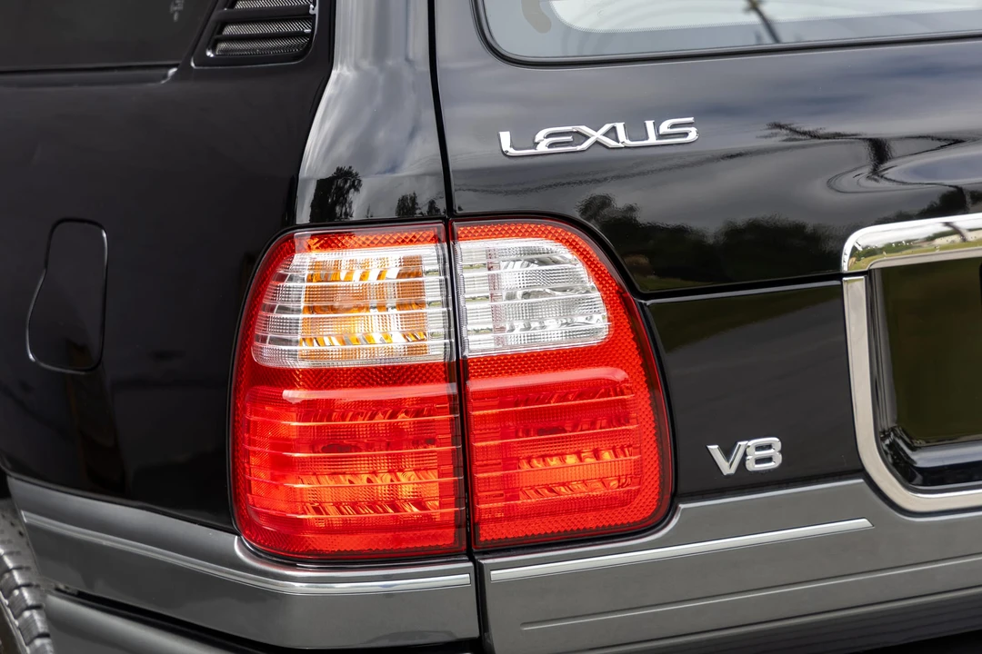 2000 Lexus LX 2nd Gen - Image 27 of 31