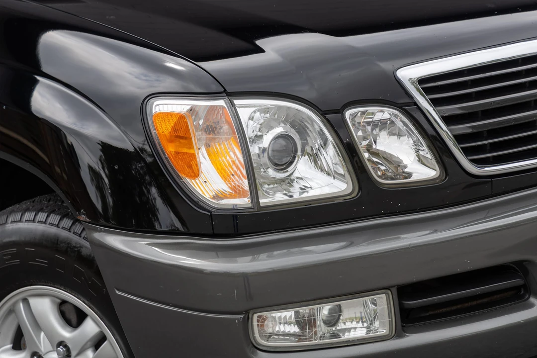 2000 Lexus LX 2nd Gen - Image 26 of 31