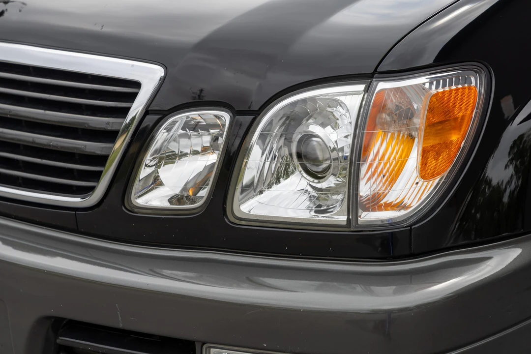 2000 Lexus LX 2nd Gen - Image 25 of 31
