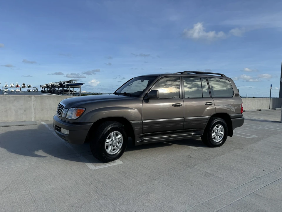2000 Lexus LX 2nd Gen - Image 3 of 31
