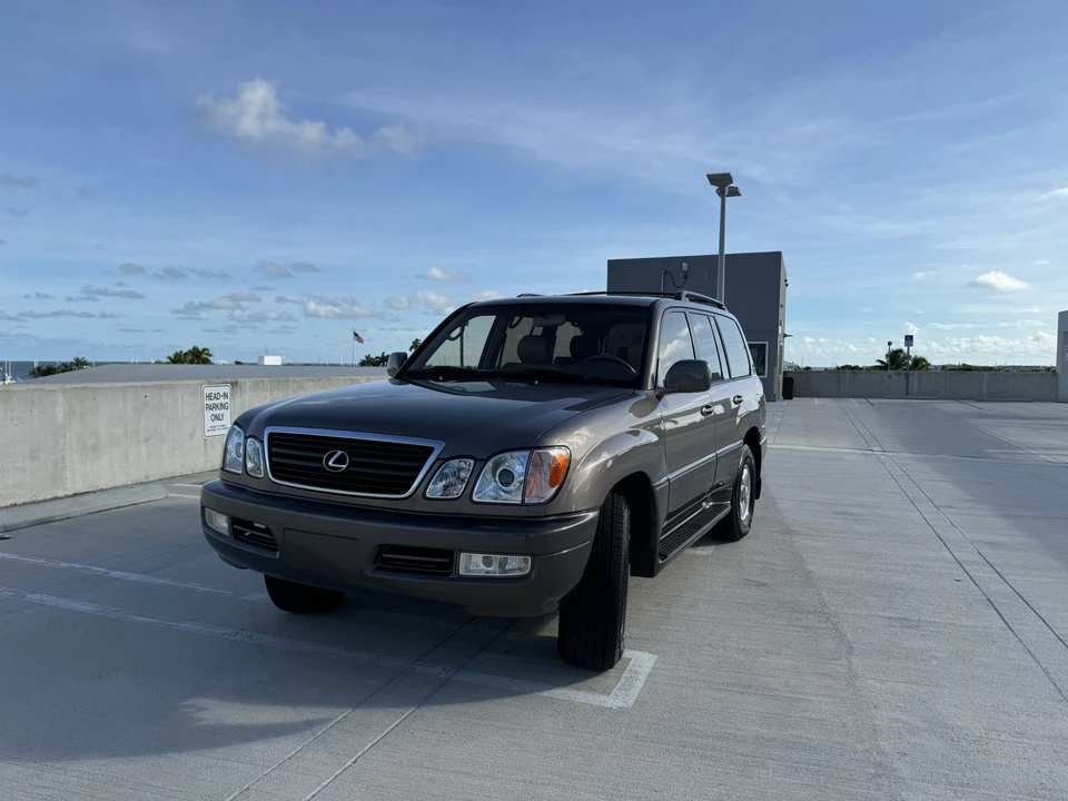 2000 Lexus LX 2nd Gen - Image 9 of 31