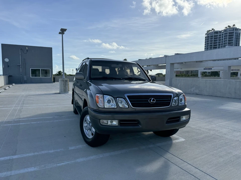 2000 Lexus LX 2nd Gen - Image 15 of 31