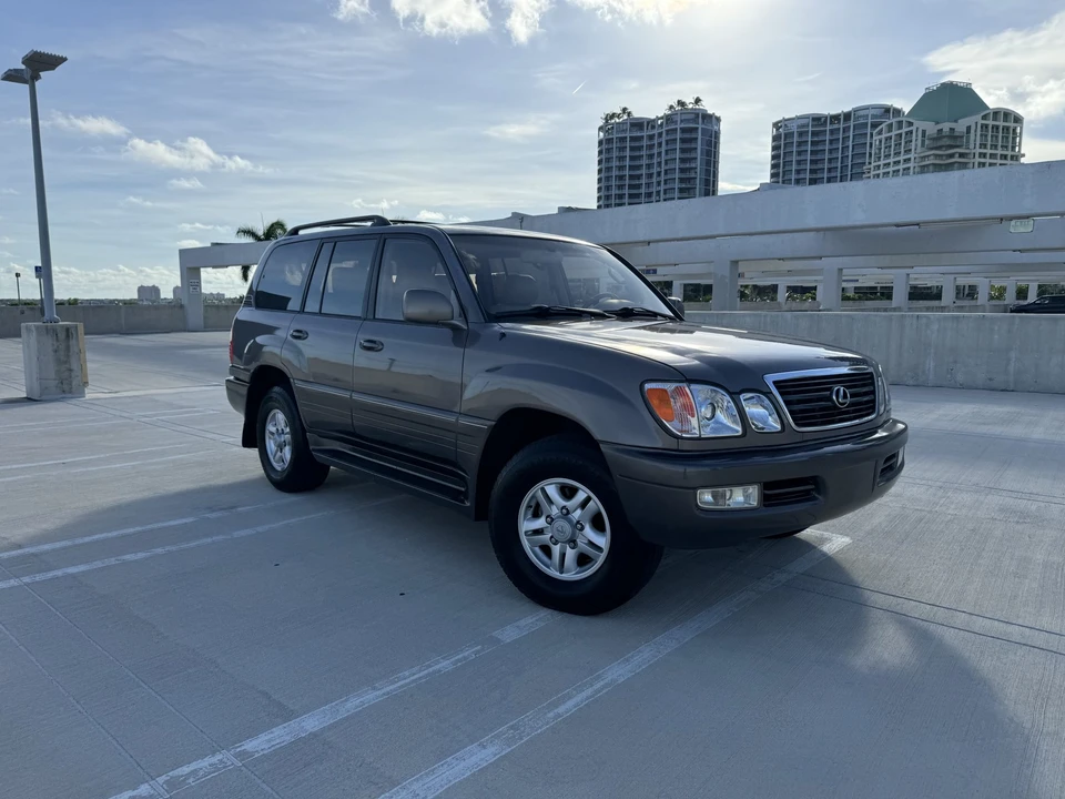 2000 Lexus LX 2nd Gen - Image 17 of 31