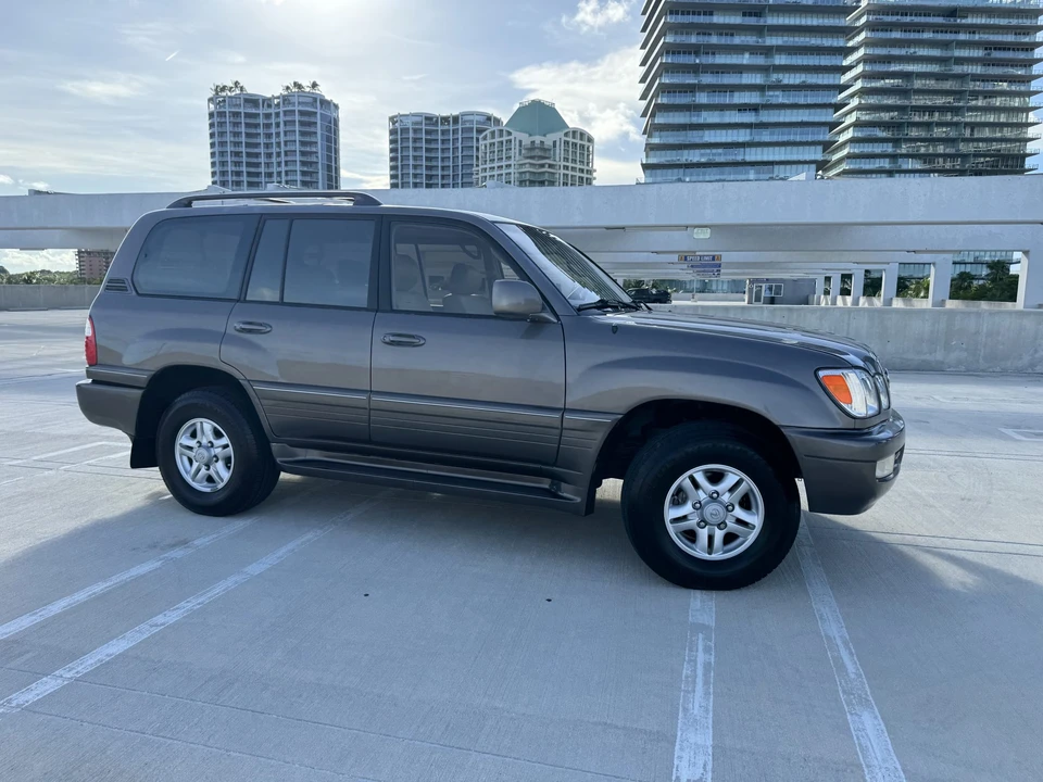 2000 Lexus LX 2nd Gen - Image 21 of 31