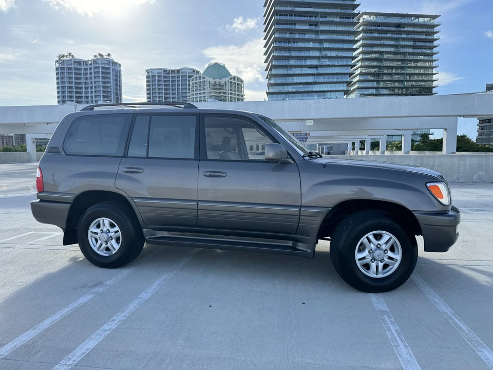 2000 Lexus LX 2nd Gen - Image 22 of 31