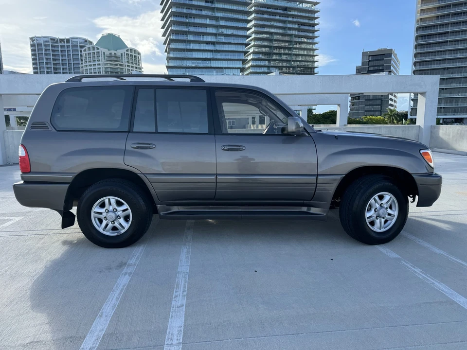2000 Lexus LX 2nd Gen - Image 27 of 31