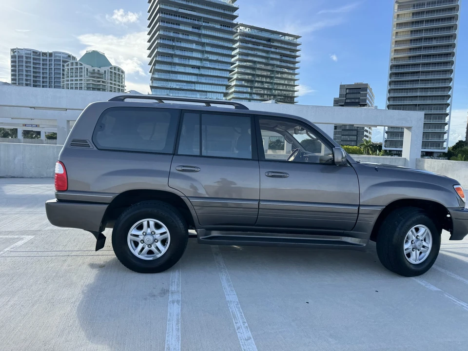 2000 Lexus LX 2nd Gen - Image 28 of 31
