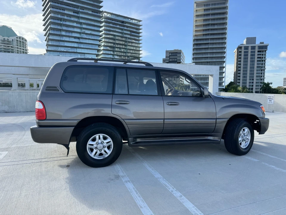 2000 Lexus LX 2nd Gen - Image 29 of 31